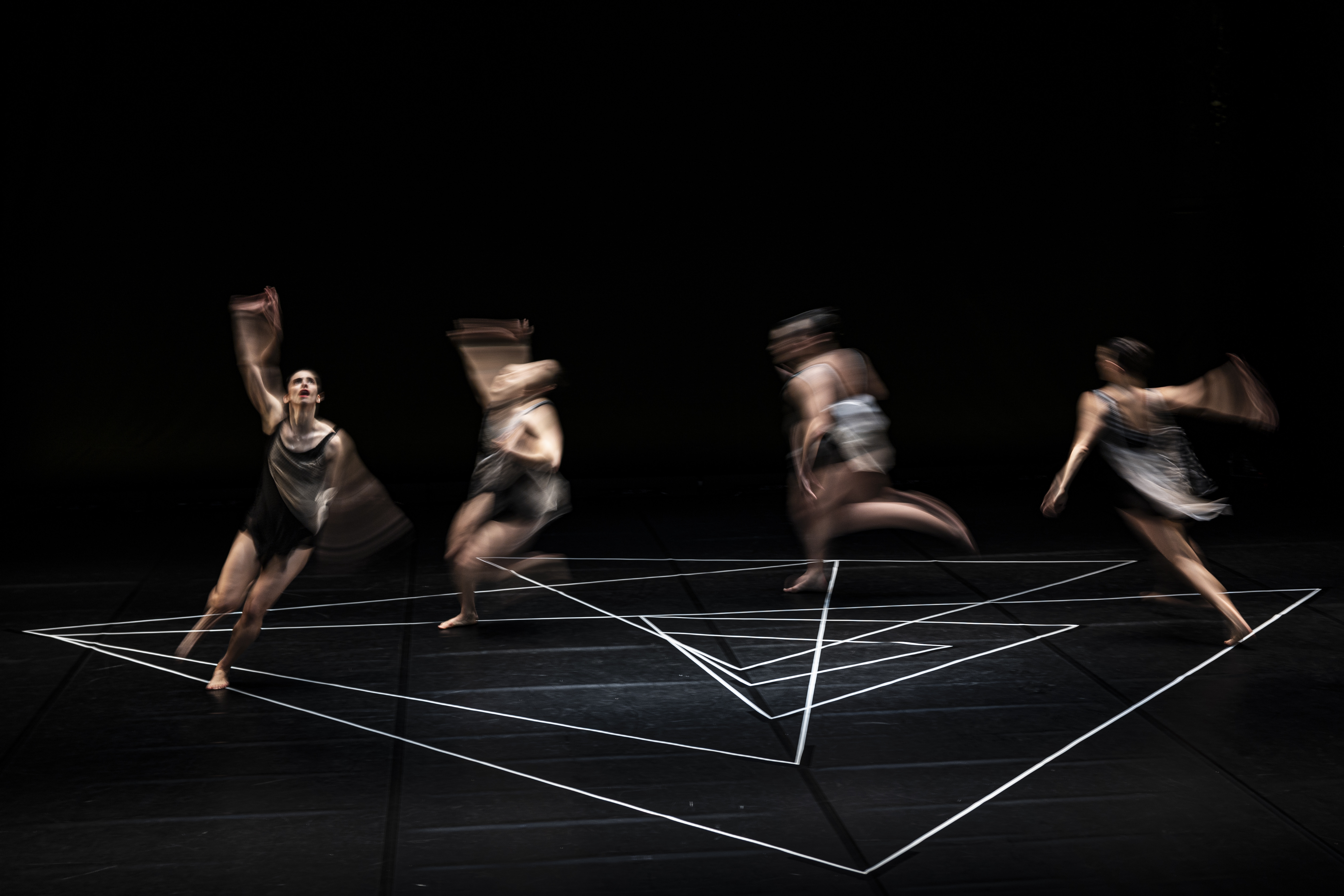 Quando Vem a Taciturna de Limiar em Limiar o Presente Frágil